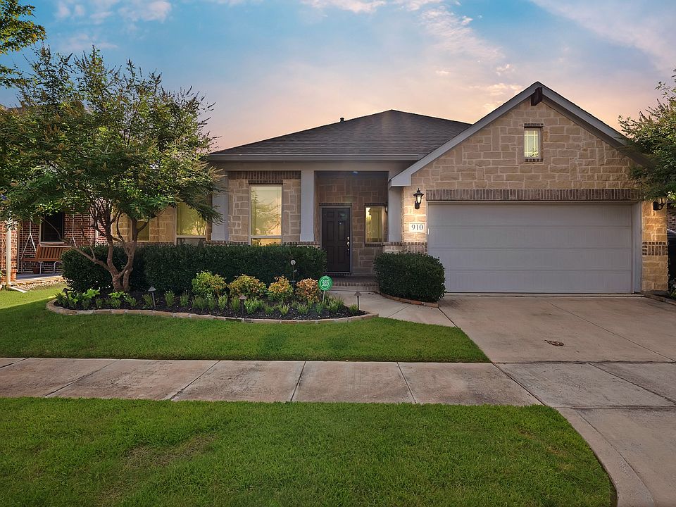 1st image of 910 Greenhurst Cir