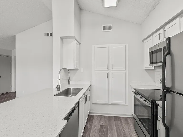 Summerlake Apartments — Photo 6