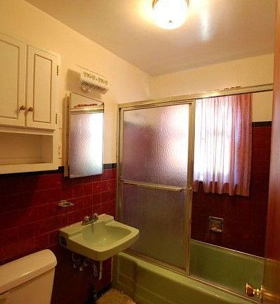 Main floor bath. 3/4 bath on lower level.