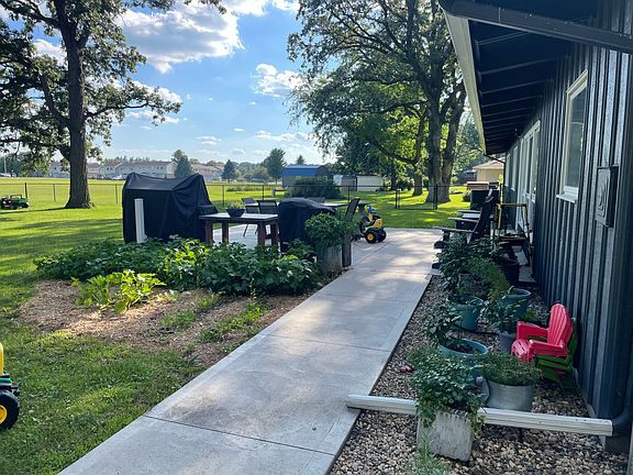 4th image of 100 Edgewood Dr