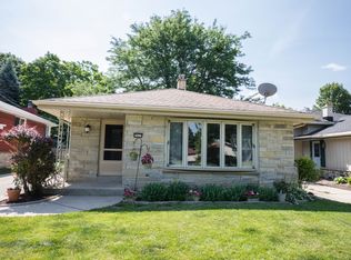 9827 W Grantosa Dr, Wauwatosa, WI 53222