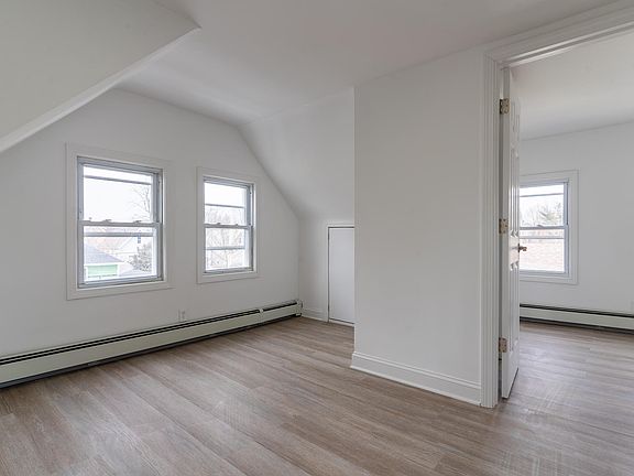 4th image of 77-79 Hanford Ave #3