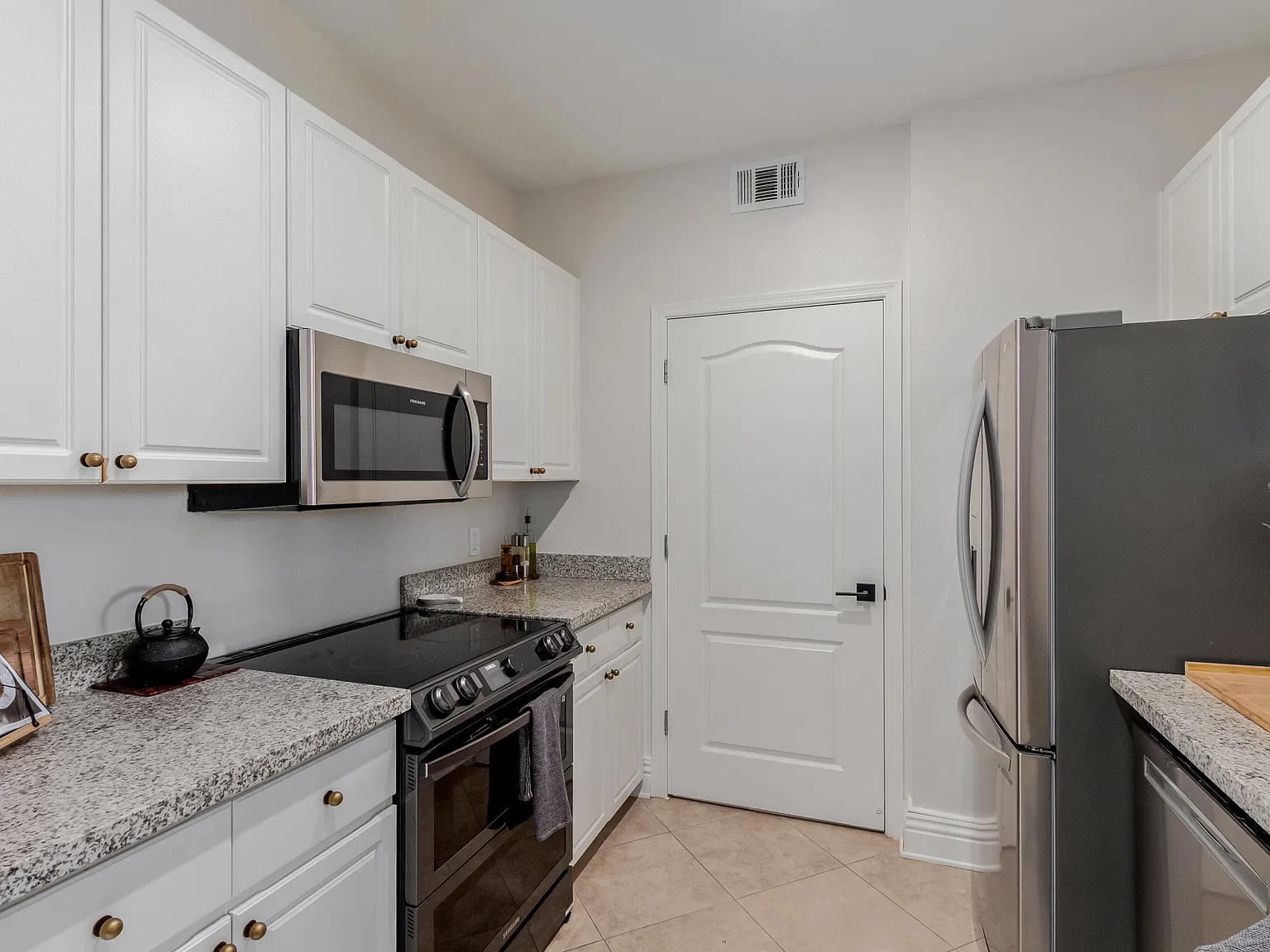 3 bed, 1412 sqft, $2,300 — Photo 2