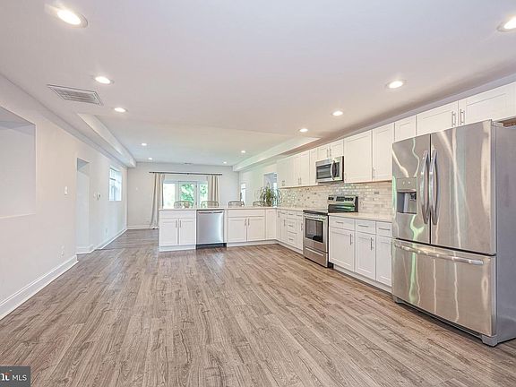 3rd image of 8 Lakeside Dr