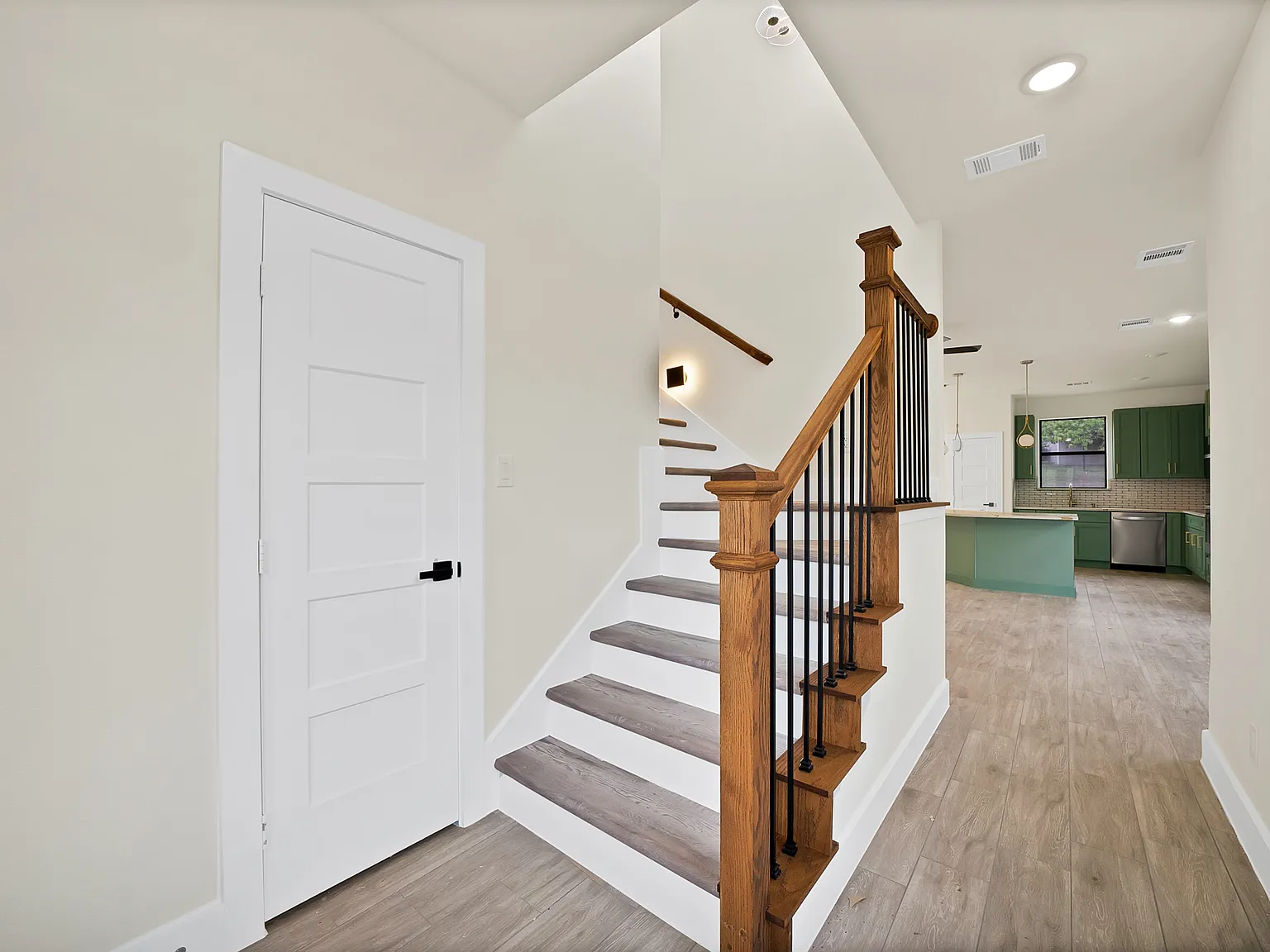 4 bed, 2.5 bath, 1940 sqft, $2,500 — Photo 3