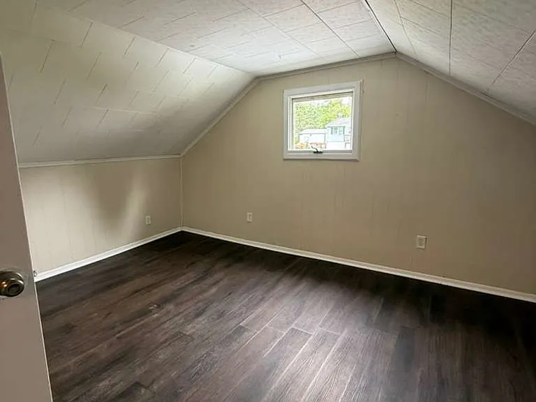 383-385 Carver St — Photo 10