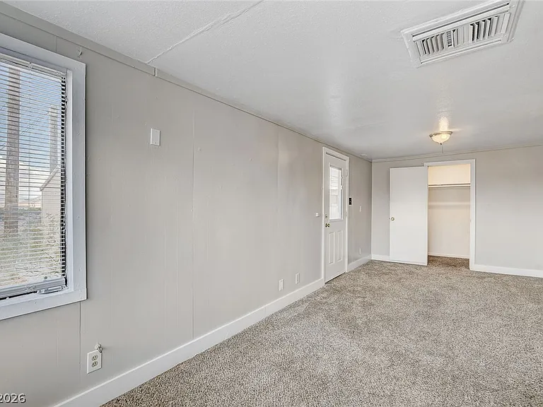 214 W Victory Rd — Photo 24