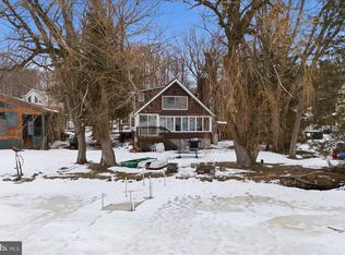 7698 Lake Shore Dr, Pocono Lake, PA 18347