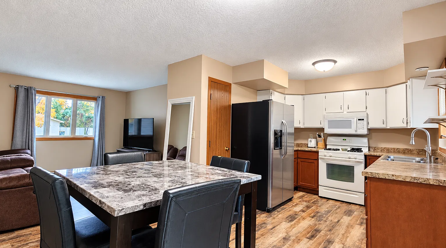 4 bed, 2.0 bath, 1924 sqft, $1,700 — Photo 3