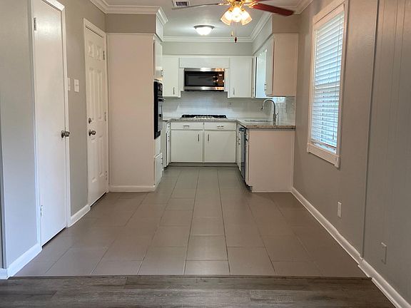 Kitchen and Breakfast area. Walk in pantry.