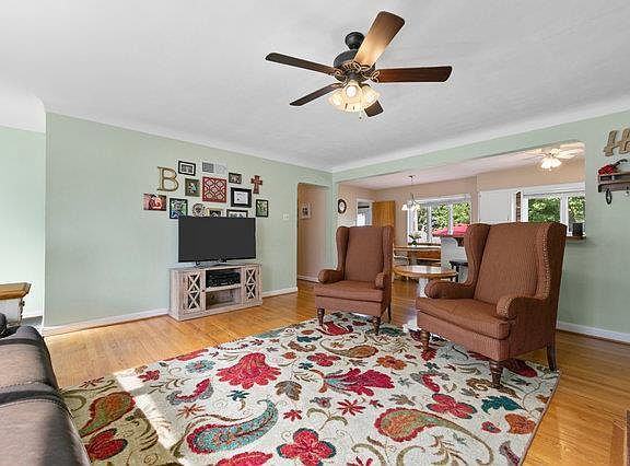 3rd image of 9835 Knollshire Dr