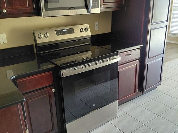 5th image of 429 NE Debell Ave