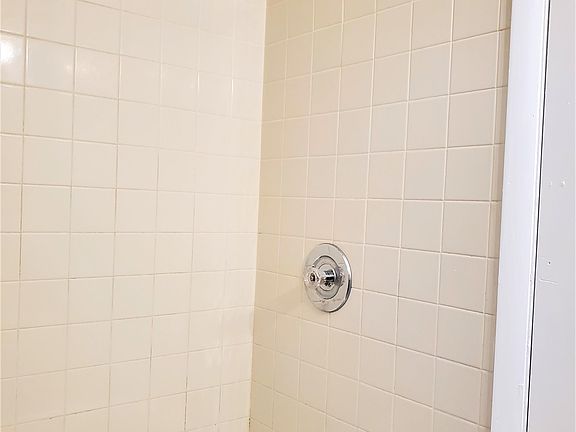 3rd image of 39 Grove Ave #2