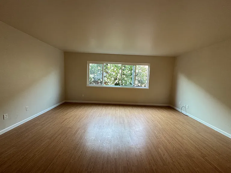 Living room (2BR)