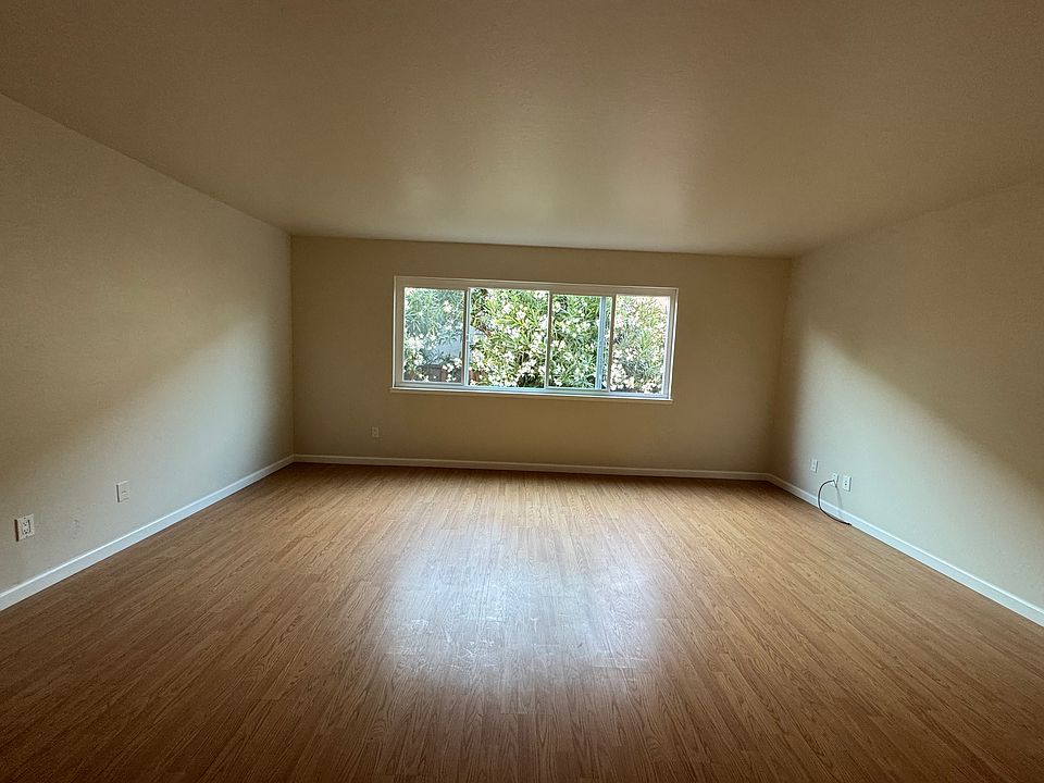 Living room (2BR)