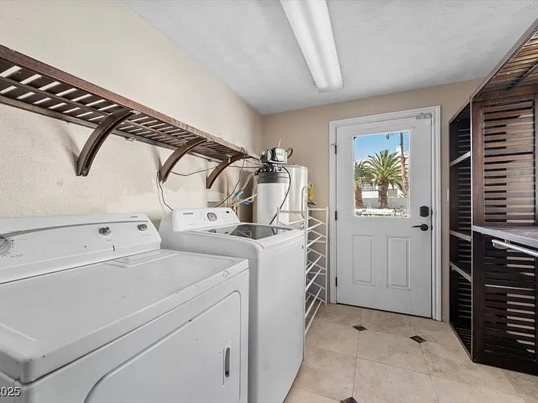 1695 Montessouri St — Photo 34