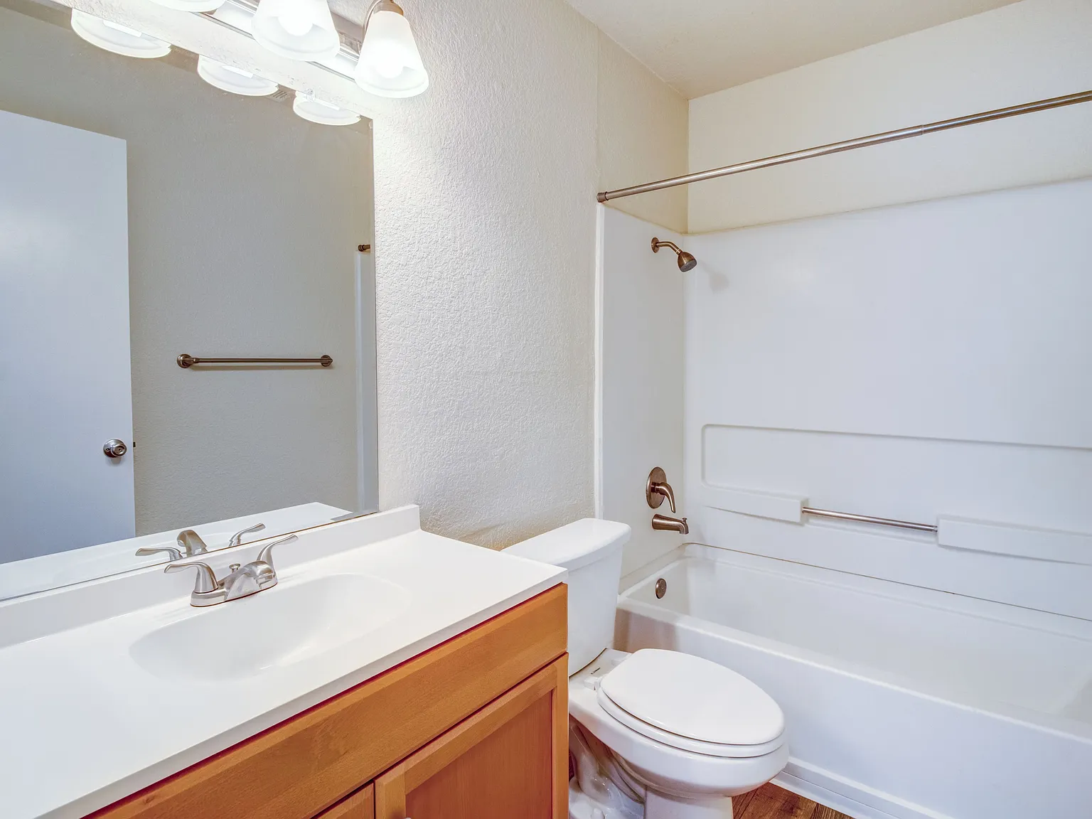 Round Hill Creek Apartments — Photo 4