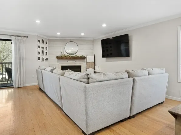 42 Triumph Ct A BLDG 42 #A, East Rutherford Boro, NJ 07073