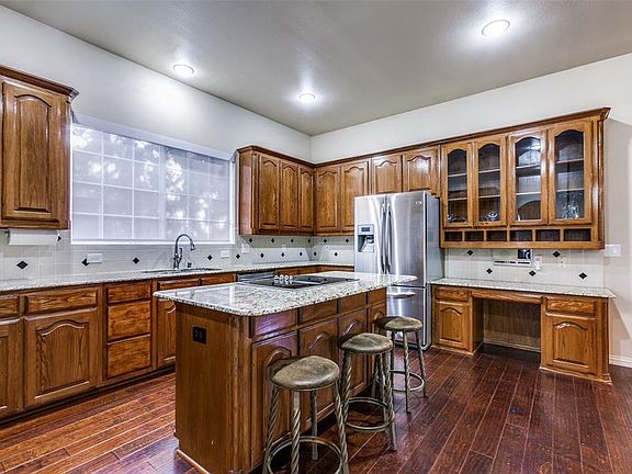 5th image of 2221 Molly Ln