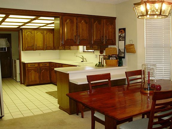 Dining/Breakfast bar/Kitchen
