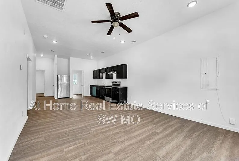3 bed, 2.0 bath, 1000 sqft, $1,280 — Photo 3