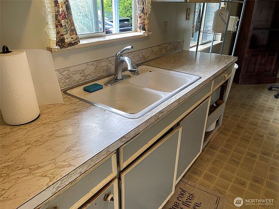 3rd image of 1322 218 Street SW