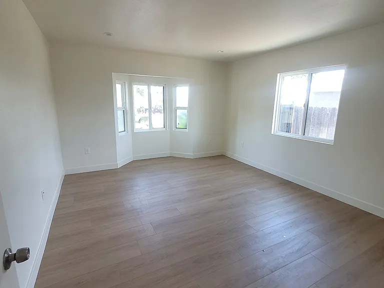 566 W H St — Photo 13