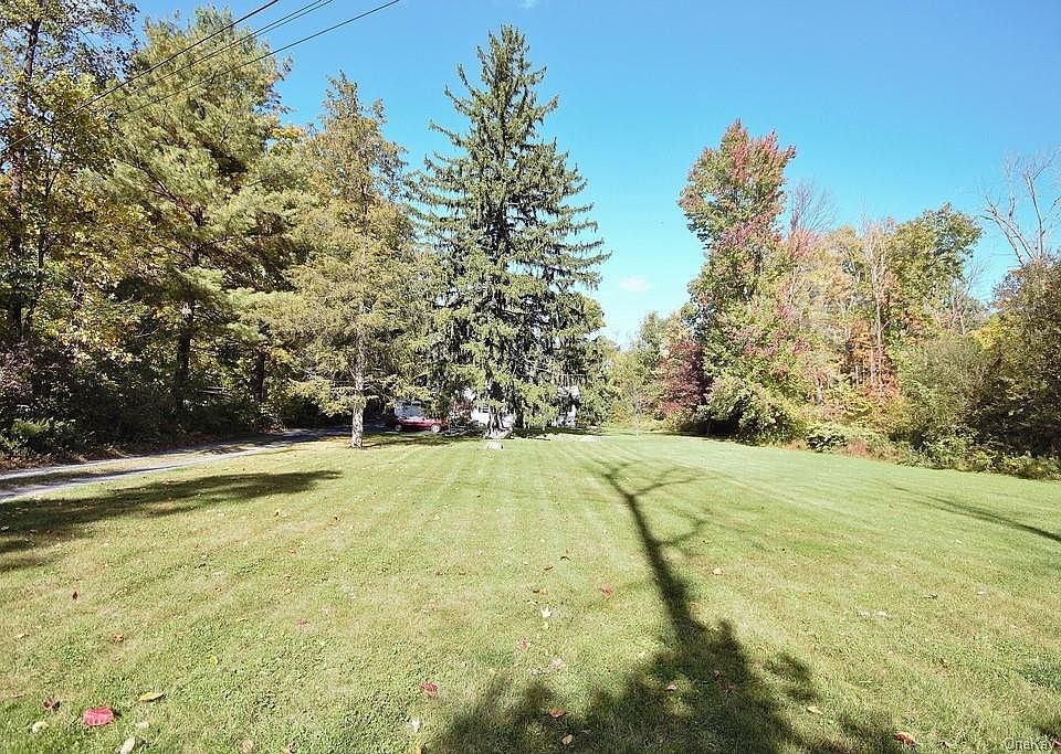 2nd image of 8 Racoon Ln