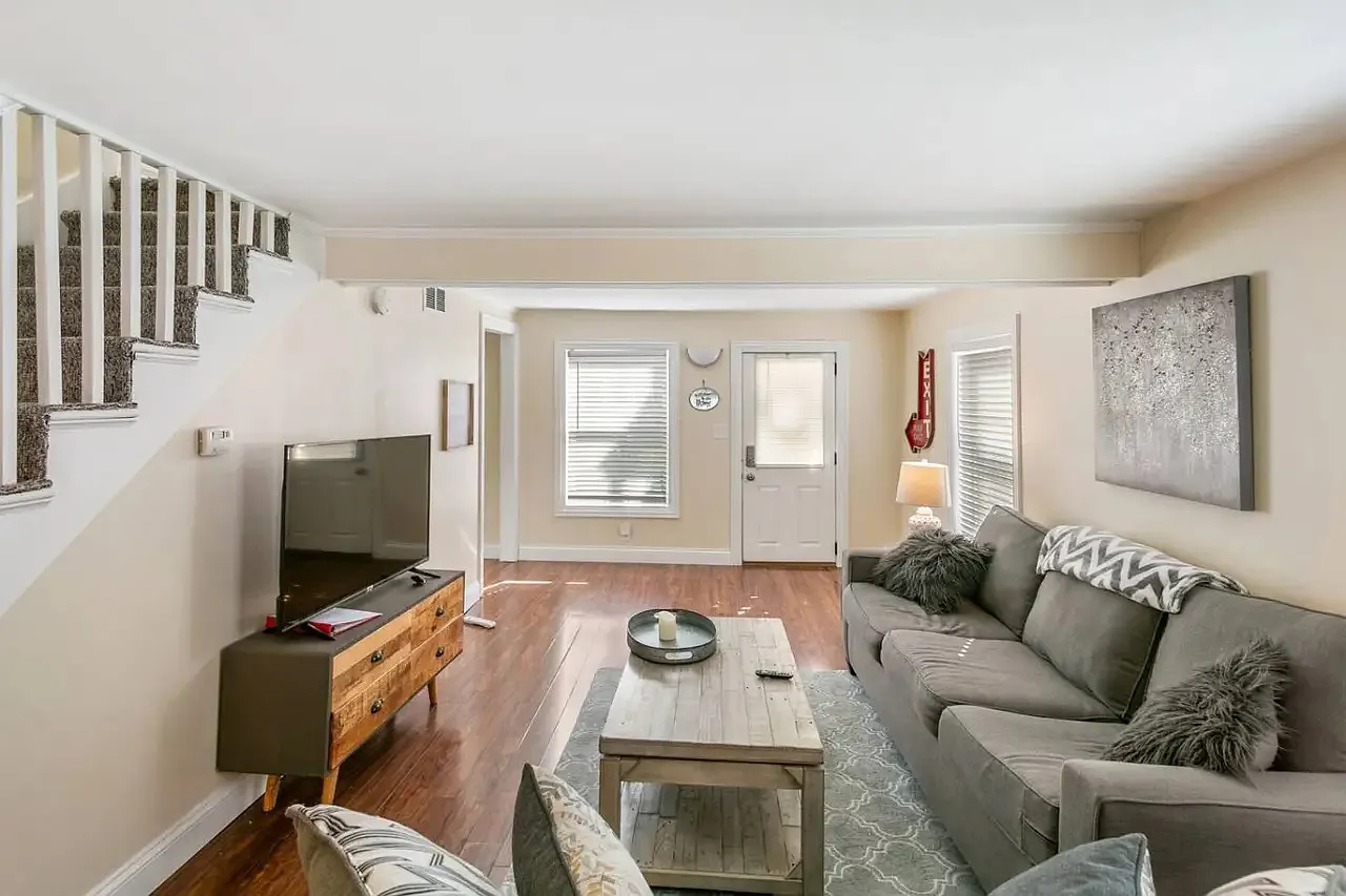 2 bed, 1200 sqft, $3,000 — Photo 2
