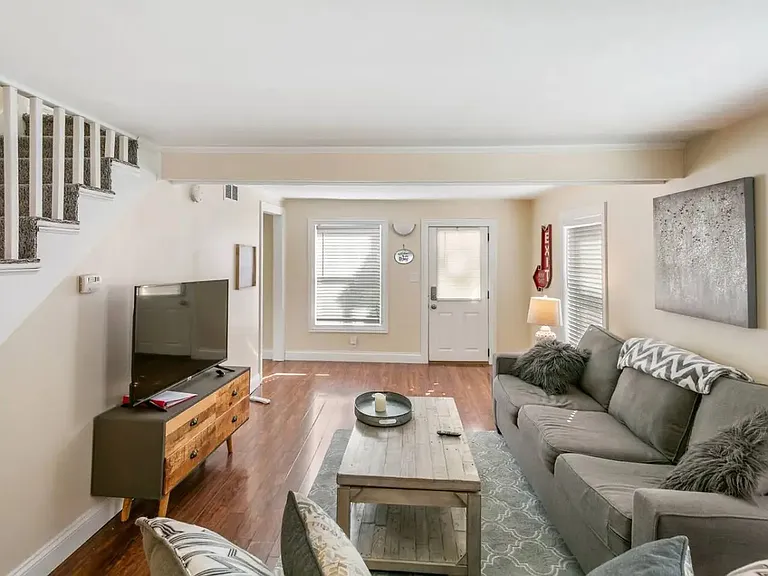 110 E Sunnyside Ave — Photo 2