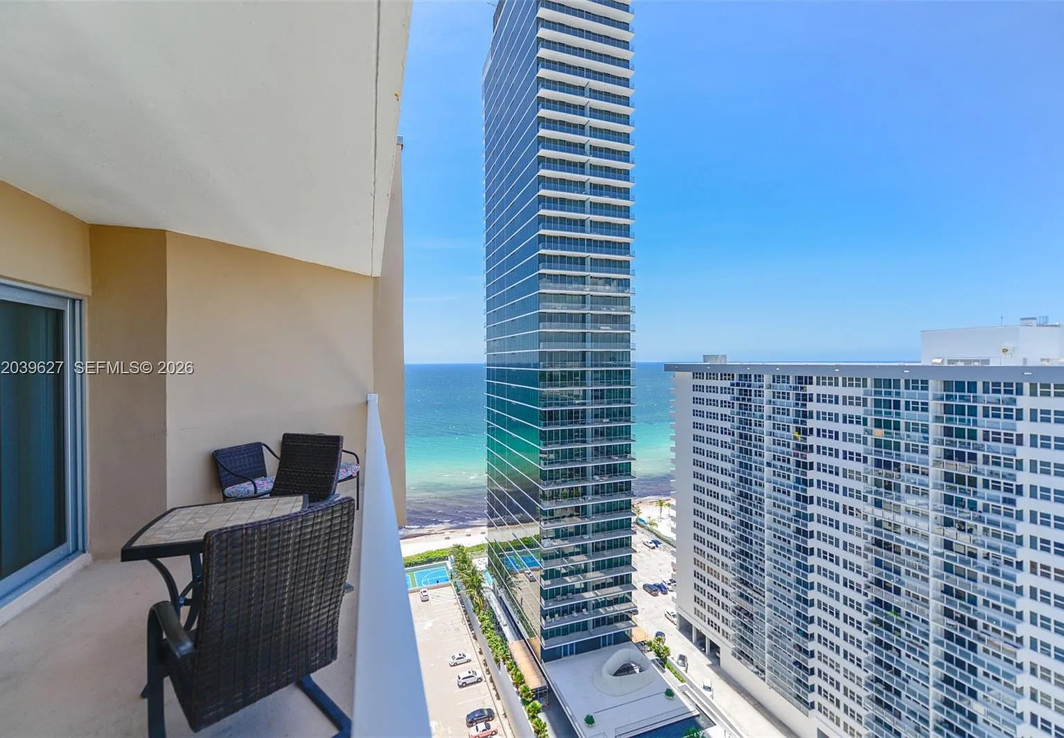 Hemispheres Condo — Photo 2