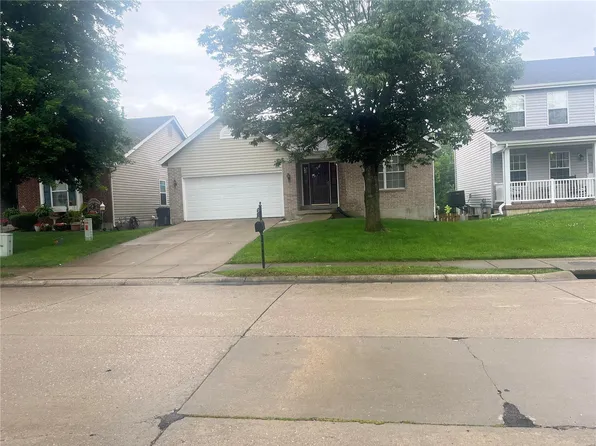 2745 Brookmeadow Dr, Belleville, IL 62221