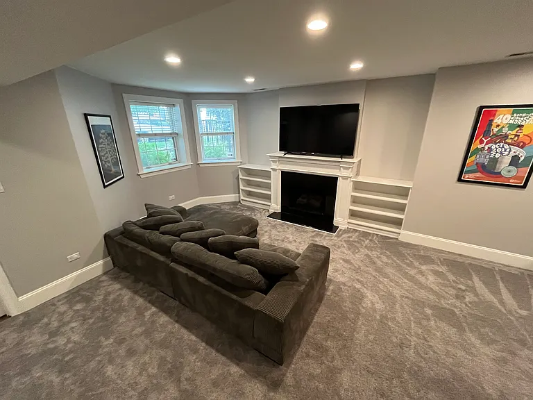 2242 W Melrose St — Photo 14
