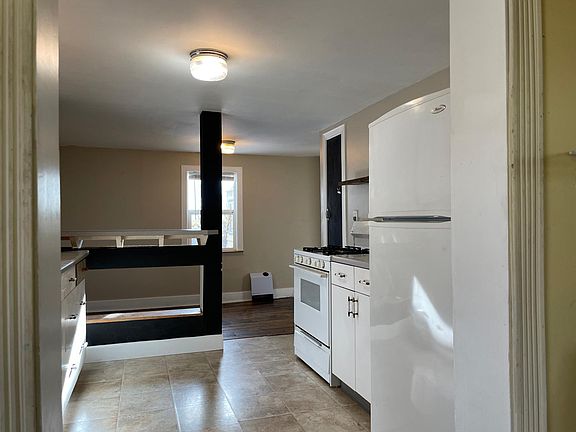 5th image of 926 Stoddard St