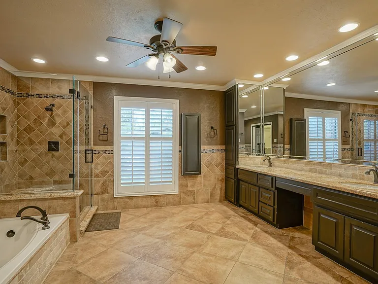 2108 Lakeway Dr — Photo 34