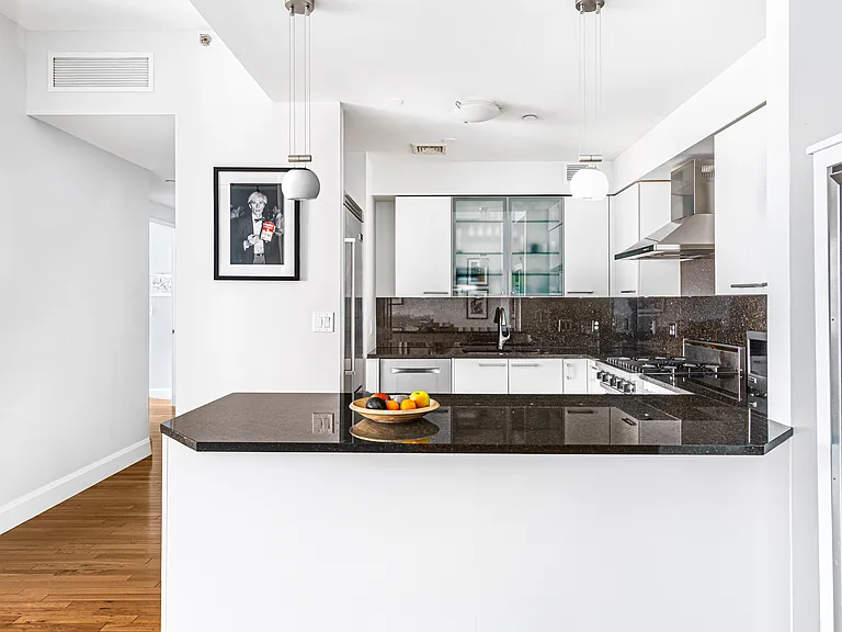 121 W 19th St #8G — Photo 4