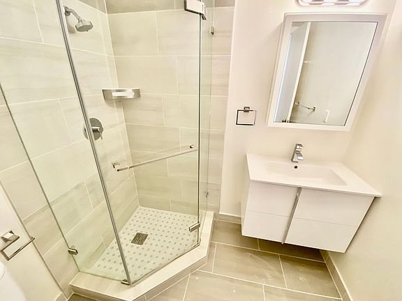3rd image of 650 Lake St APT 8