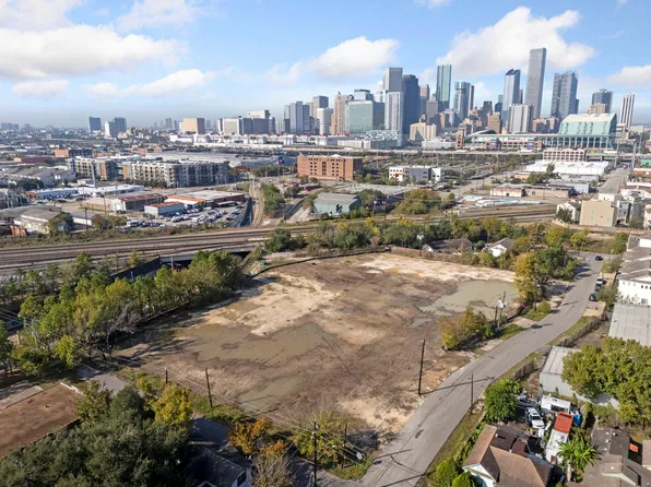 2530 Garrow St, Houston, TX 77003