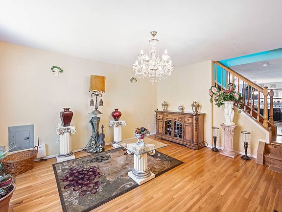 3rd image of 36 Pebble Ln