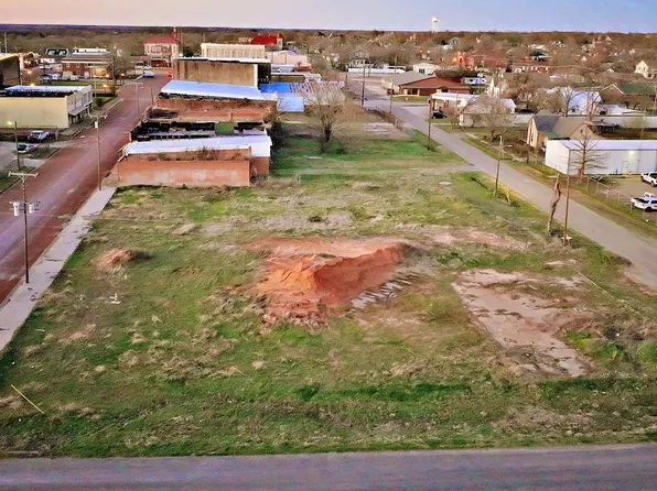 200 S 6th St, Honey Grove, TX 75446