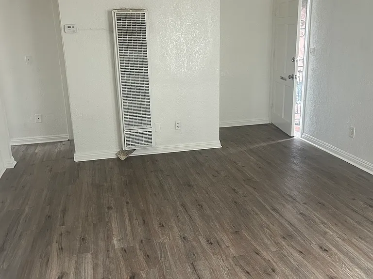 736 1/2 W Century Blvd — Photo 10