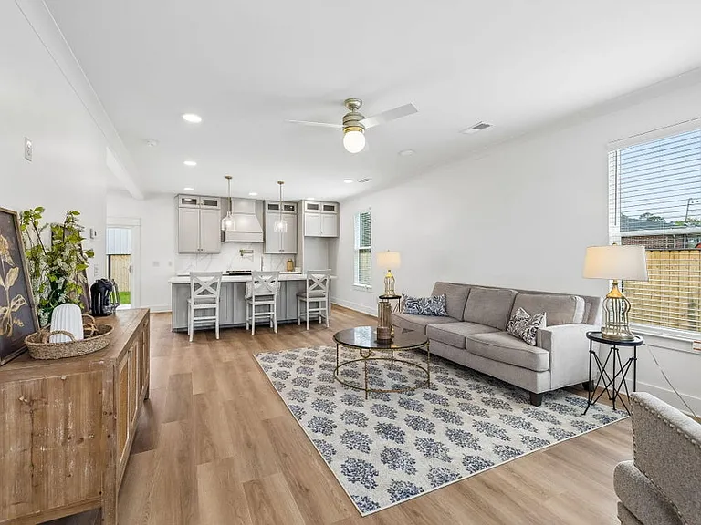 106 N Moss Ave — Photo 3