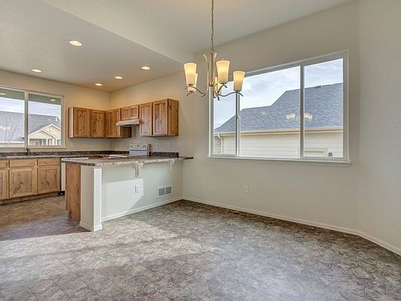 5th image of 935 Mount Shavano Ave