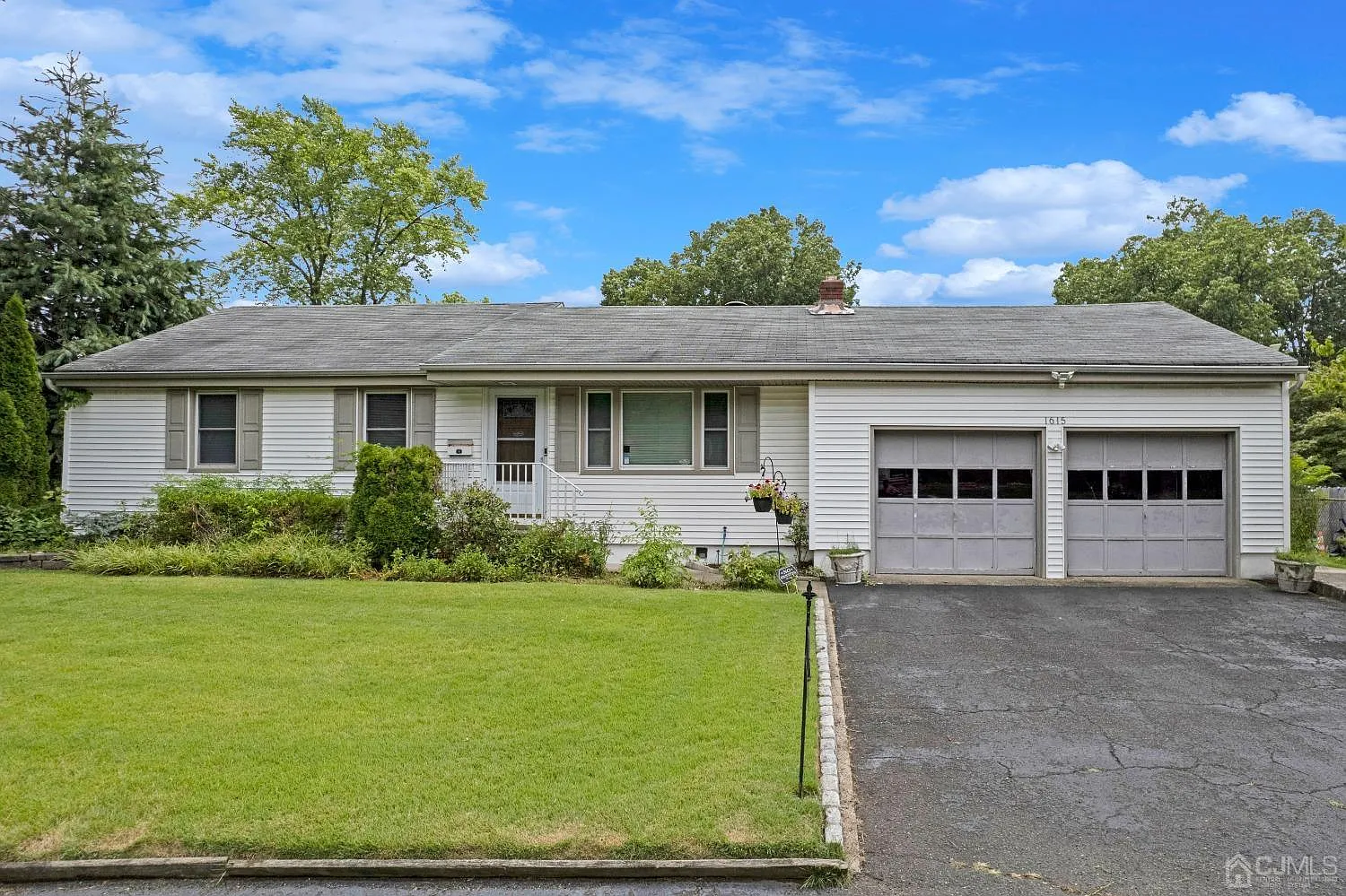 1615 Albert St photo 1