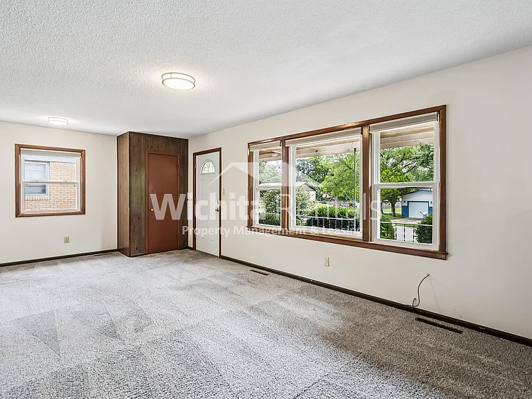 525 S Derby Ave — Photo 3