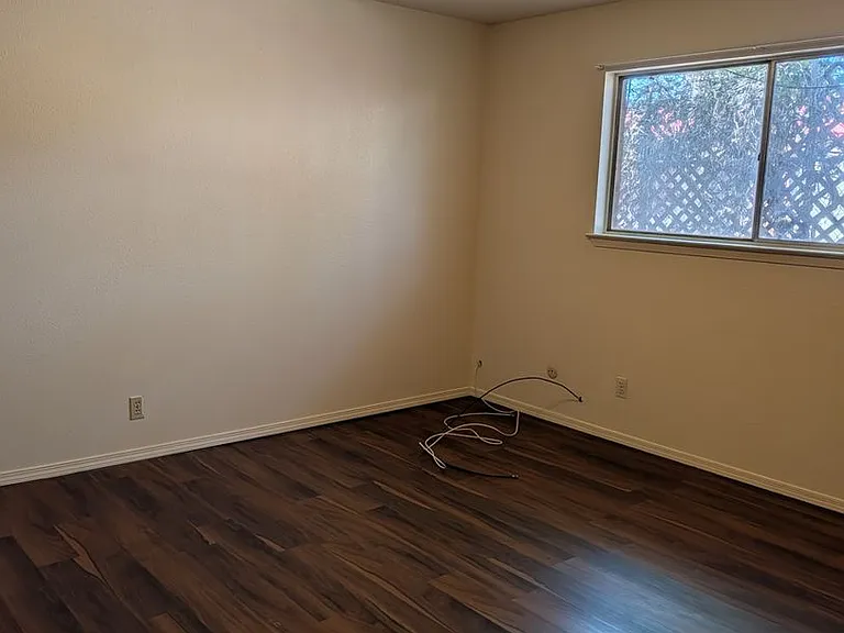 510-512 Valencia Dr SE — Photo 9