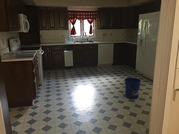 5th image of 1501 Strawberry Ln
