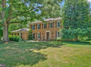2 Clapham Ct, Sterling, VA 20165