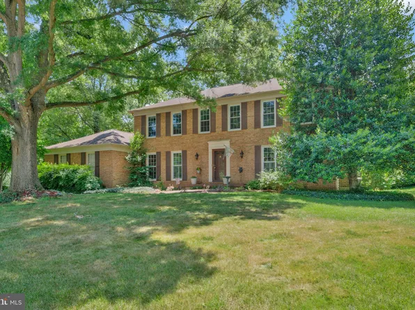 2 Clapham Ct, Sterling, VA 20165