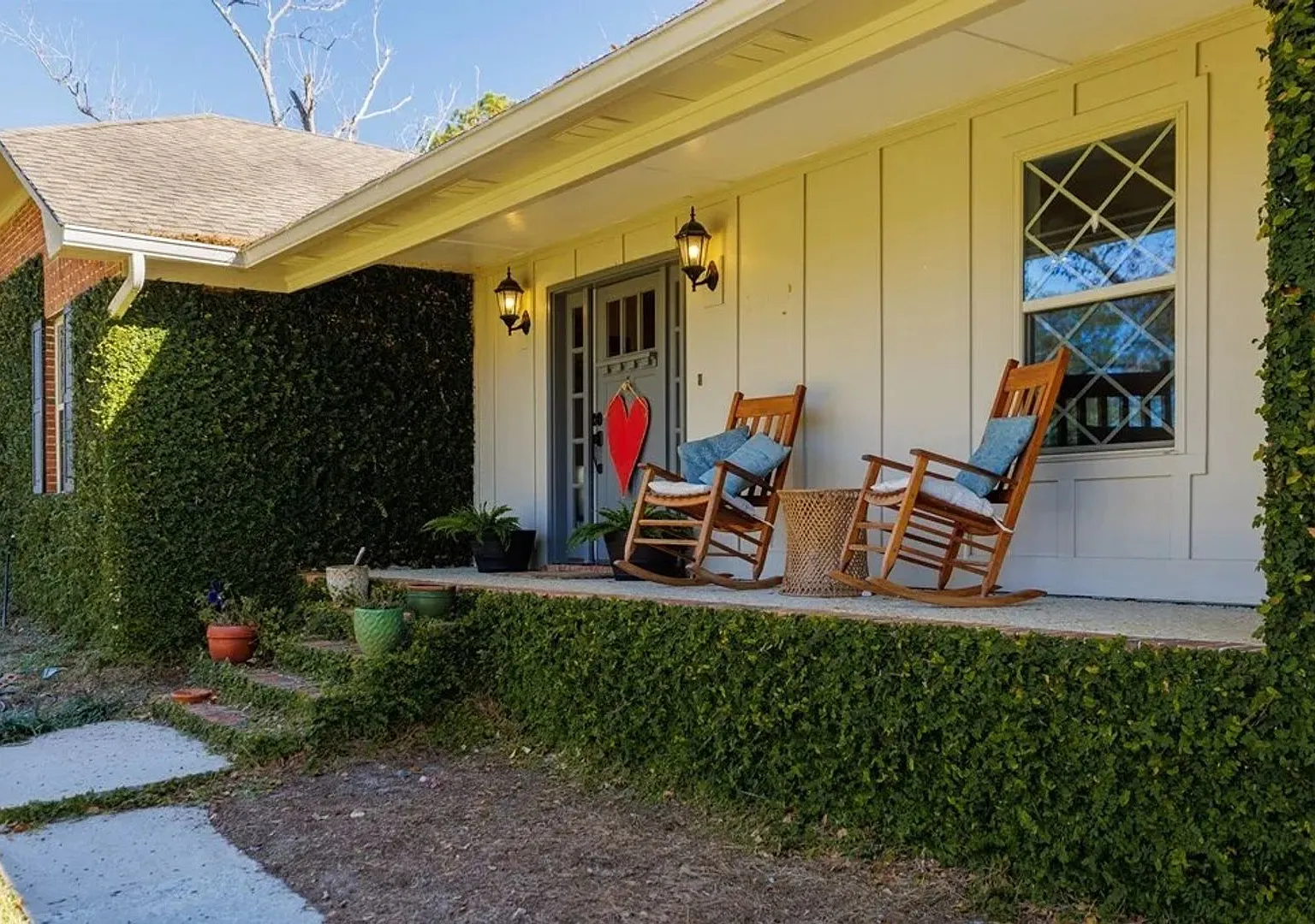 Stunning & Spacious 3-BR Home with Sunroom & Bonus Room in Valdosta! — Photo 3
